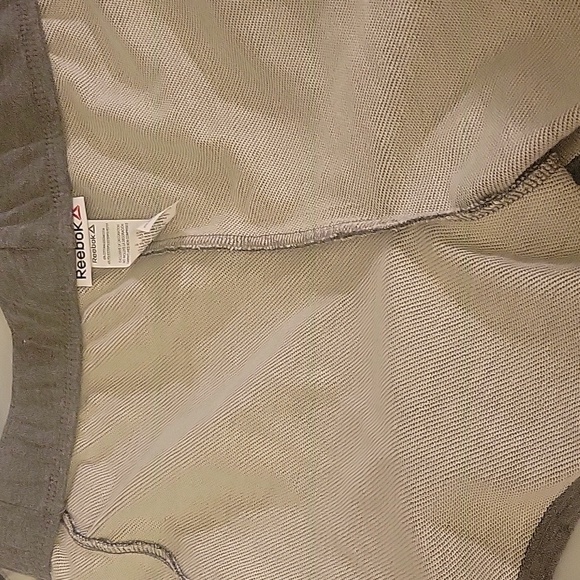 Reebook gray short casuel wear new - Picture 7 of 8